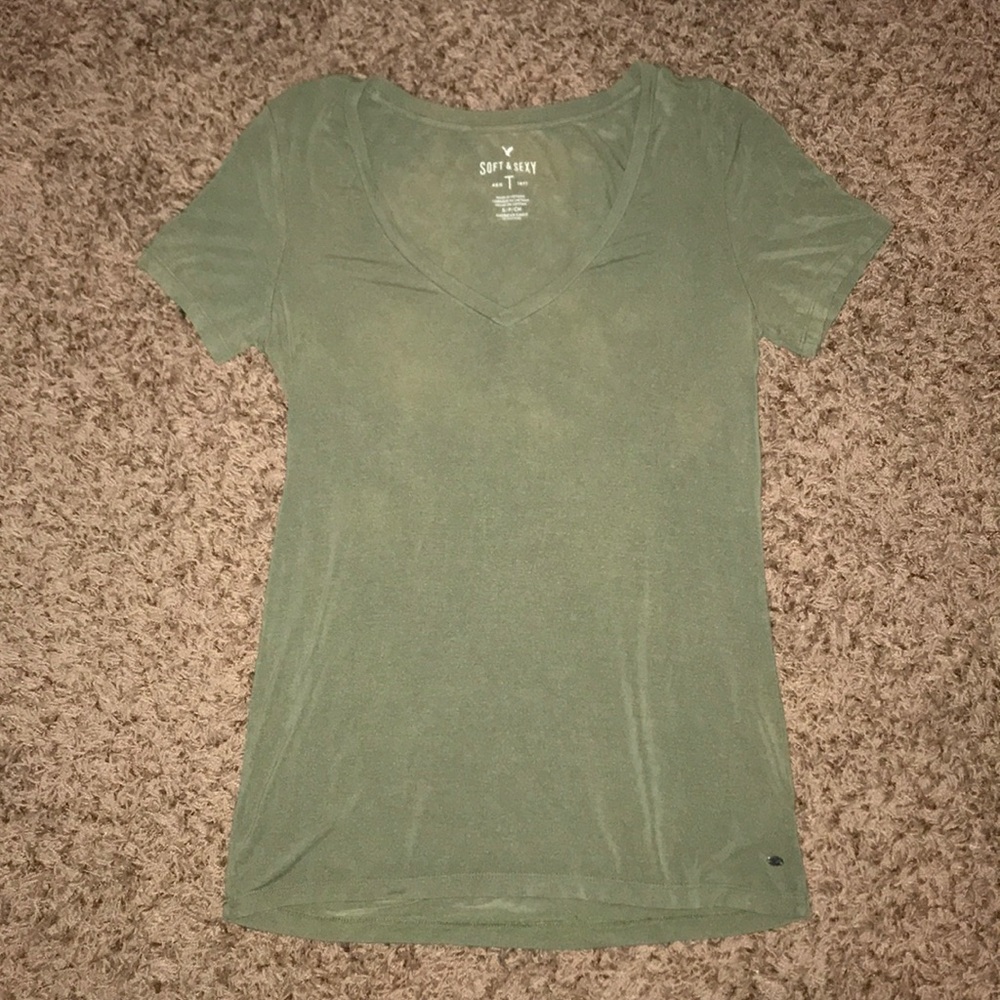 American Eagle v-neck tee